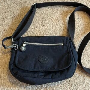 Kipling side body in navy blue. Waterproof!